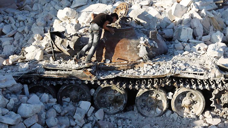 In Azaz gelingt es den Rebellen der Freien Syrischen Armee, zahlreiche Panzer von Assads Truppen außer Gefecht zu setzen.