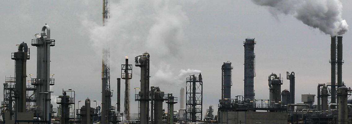 Rauchende Schlote bei BASF in Ludwigshafen: Die Inlandsnachfrage geht stärker zurück als die Auslandsorder.