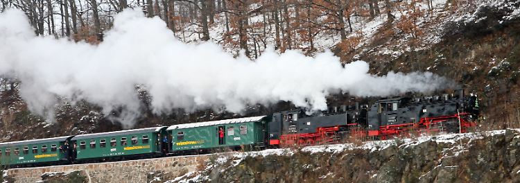 Zug der historischen Weißeritztalbahn zwischen Freital-Hainsberg und Dippoldiswalde nahe Malter.
