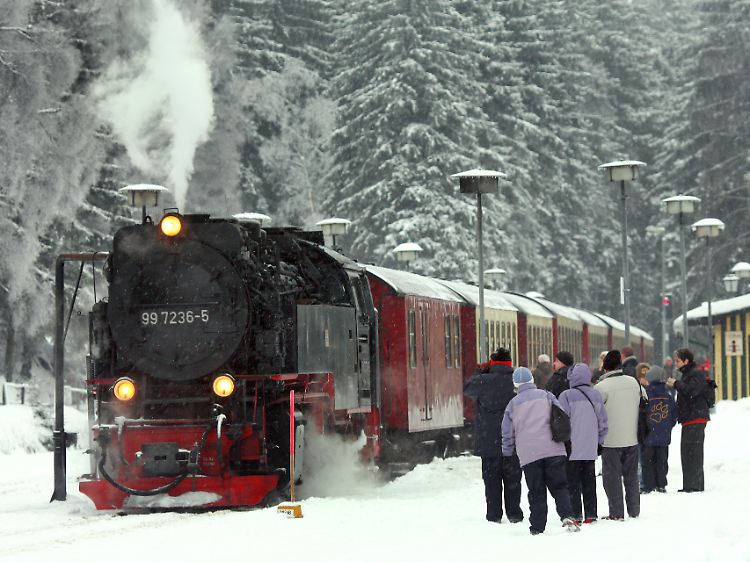 Harzer Schmalspurbahn vor der Abfahrt in Richtung Brocken im Bahnhof Schierke.