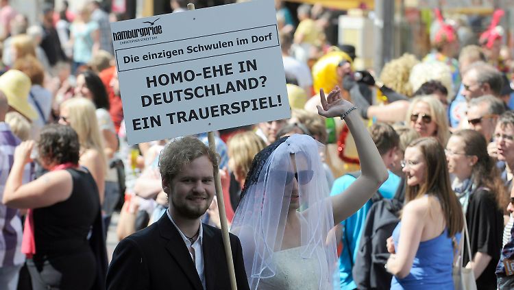 Familienministerin Schröder wagt den Vorstoß zur steuerlichen Gleichstellung der Homo-Ehe.
