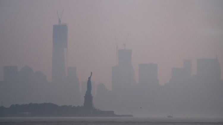 Die neue New Yorker Skyline: Hinter der Freiheitstatue ragt das "One World Trade Center" aus dem Dunst.