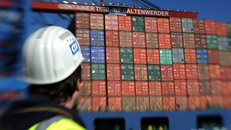 Be- und Entladung eines Containerschiffs im Hamburger Hafen. 