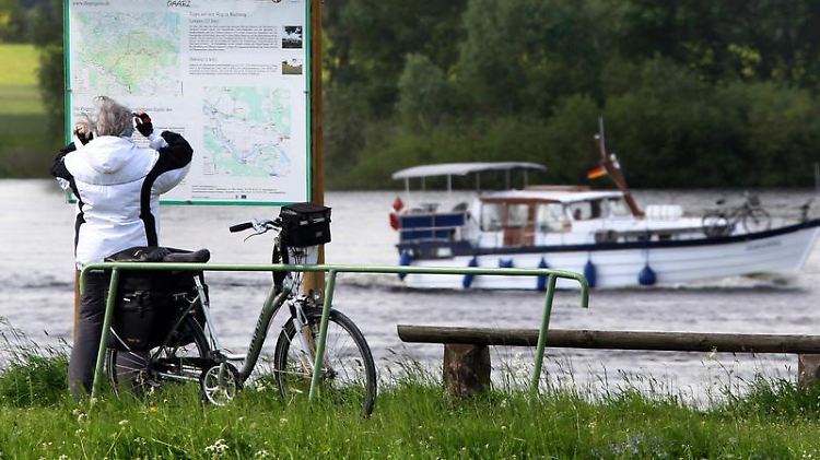 Um sich im Urlaub zu erholen, helfen beispielsweise ein Radausflug, eine Wandertour oder ein ausgedehnter Spaziergang mehr, als die ganze Zeit die Beine baumeln zu lassen.