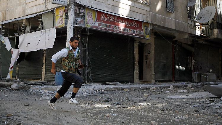 Ein Kämpfer der Freien Syrischen Armee in Aleppo. Inzwischen verlieren die Rebellen die Kontrolle über die Stadt.