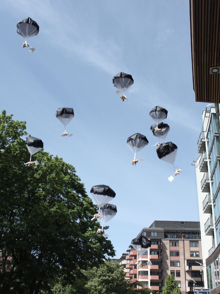 Landung in einem Vorort von Minsk: 800 Teddybären brachte ein schwedisches Kleinflugzeug nach Weißrussland.