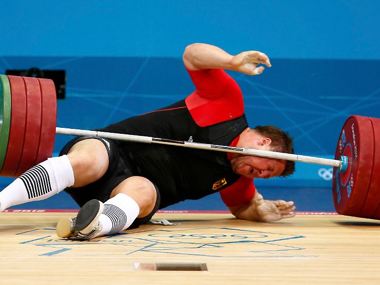 Matthias Steiner fiel die Hantelstange in den Nacken, weil er die 196 Kilogramm unbedingt halten wollte - aber nicht konnte.