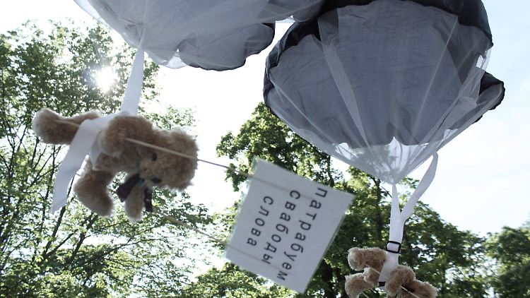 Dieser Teddy fordert Meinungsfreiheit für Weißrussland.