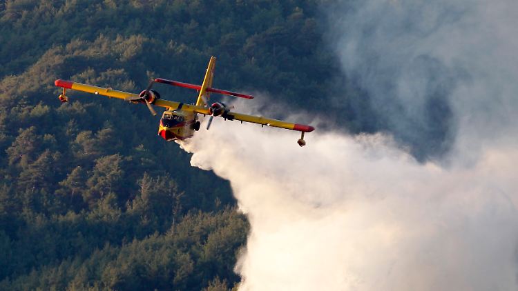 Über 20 Löschflugzeuge sind derzeit auf der größten Insel des Mittelmeers im Einsatz.