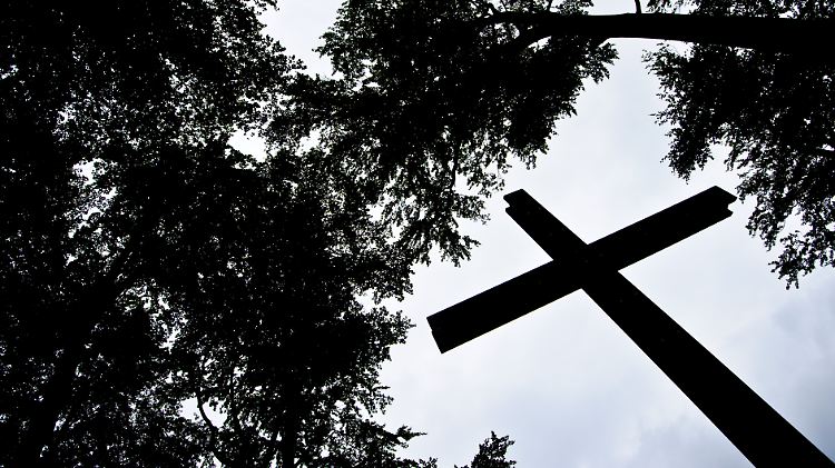 Sollen auch Ärzte und Pfleger in Ausnahmefällen Sterbehilfe unterstützen dürfen?