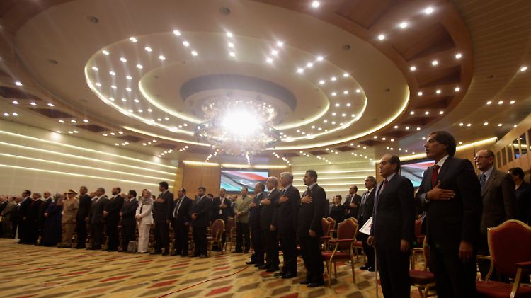 Zäsur in Libyen: Der Übergangsrat übergab nach einer Schweigeminute für die Opfer des Aufstands gegen Gaddafi die formelle Macht im Land an den gewählten Nationalkongress.