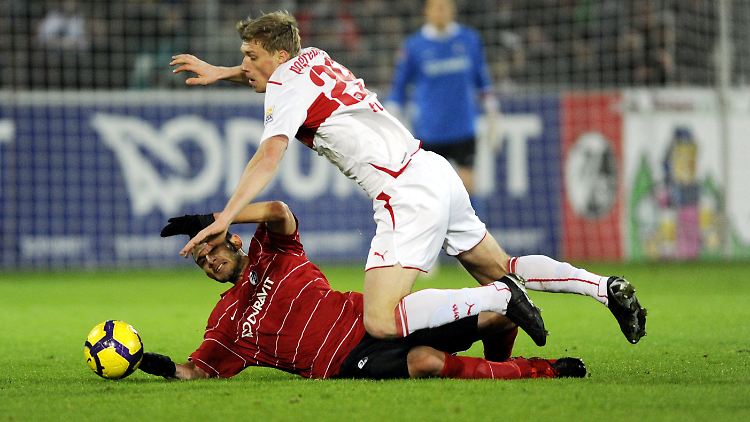 Stuttgarts Pawel Pogrebnjak und der Freiburger Ömer Toprak setzen ihren Zweikampf am Boden fort.