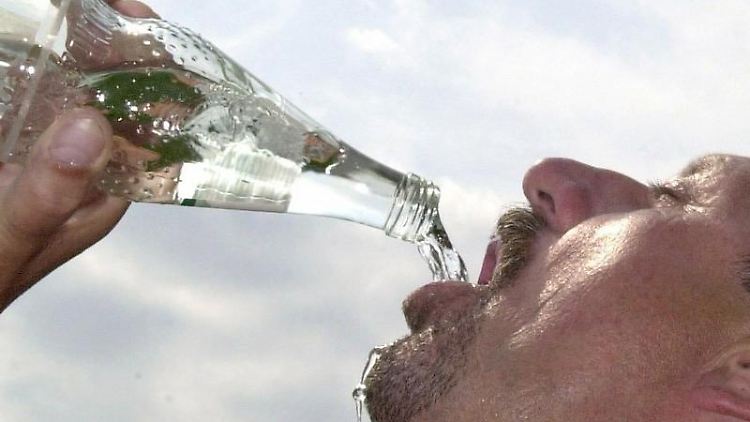 Viel trinken ist bei Hitze unerlässlich. Eisgekühltes oder Alkoholhaltiges (oder beides zusammen) rauben dem Körper aber unnötig Energie.