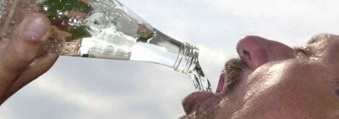 Viel trinken ist bei Hitze unerlässlich. Eisgekühltes oder Alkoholhaltiges (oder beides zusammen) rauben dem Körper aber unnötig Energie.
