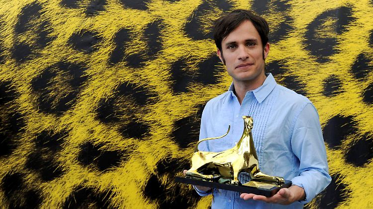 Vor passendem Hintergrund: Bernal präsentiert seinen Ehrenpreis.