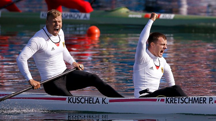 Sieg beim Debüt: Peter Kretschmer und Kurt Kuschela aus Potsdam. Wer wer ist, haben sie nettweise aufs Boot geschrieben.