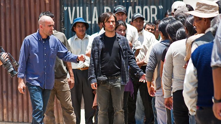 Gael Garcia Bernal als Sebastian (M) in einer Szene aus dem Film "Und dann der Regen".