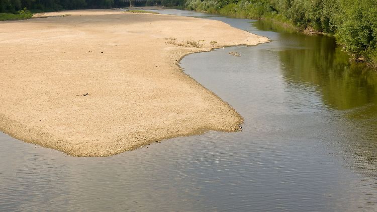 Versandetes und größtenteils ausgetrocknetes Flussbett: Wasserknappheit, verschmutztes Wasser, Überfischung und die Einführung fremder Arten sind Ursache, dass viele Fischarten auf der Roten Liste stehen.