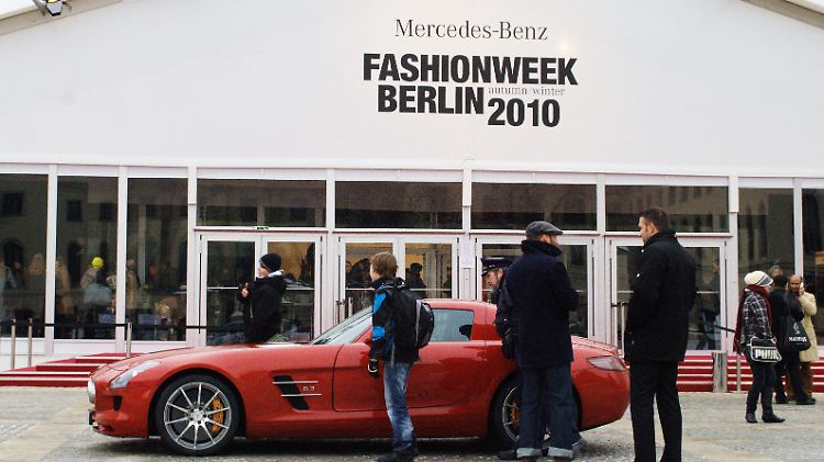 Der heimliche Star der Fashion Week: Der SLS AMG ist in Berlin zum ersten Mal offiziell auf deutschen Straßen zu sehen.