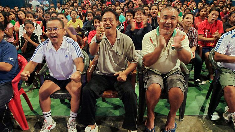 "Beste Show Indiens bisher bei Olympia": Studenten in Imphal feuern vor dem Fernseher die Boxerin Mary Kom an.