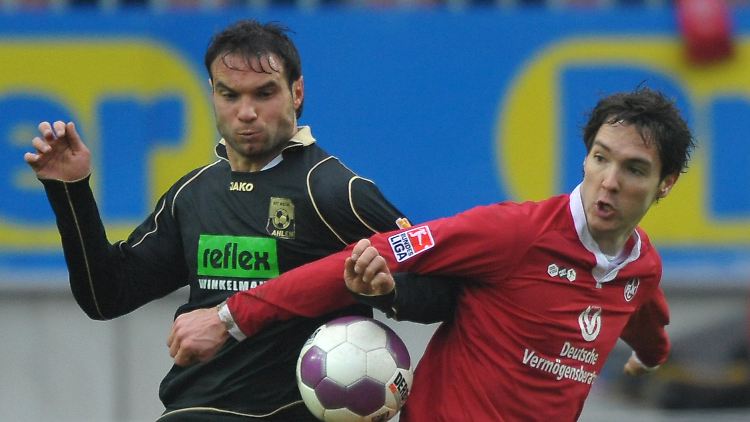 Der Lauterer Srdjan Lakic (r) im Zweikampf mit dem Ahlener Baldo di Gregorio. Am Ende gab es keinen Sieger.