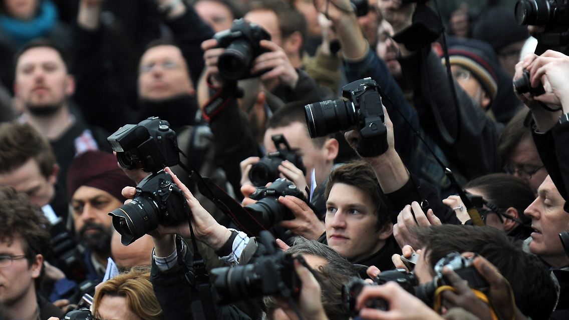 Die Fotografen protestieren gegen die Behinderung ihrer Arbeit.