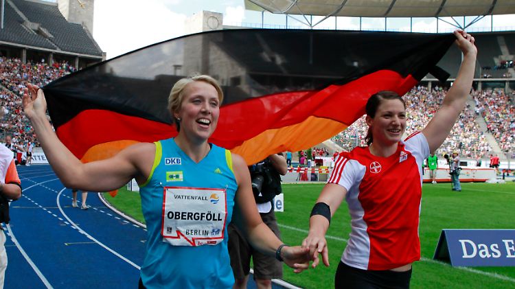 Zwei Medaillengewinner auf olympischer Ehrenrunde: Christina Obergföll und Linda Stahl.