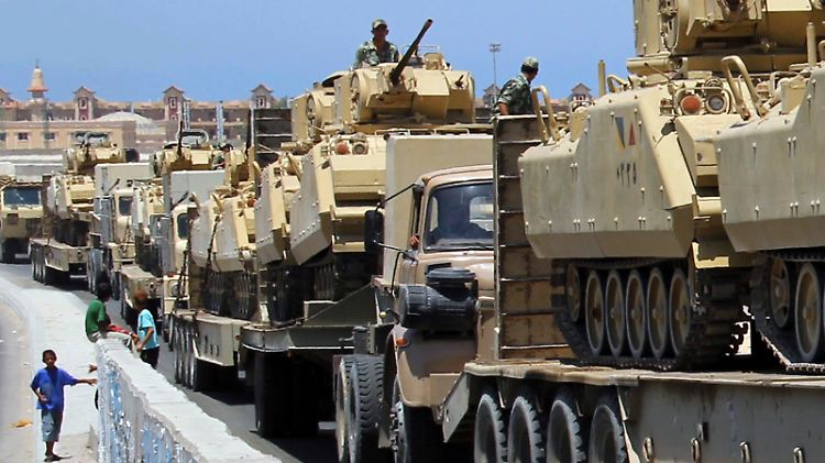 LKW bringen Panzer in die Sinai-Region.