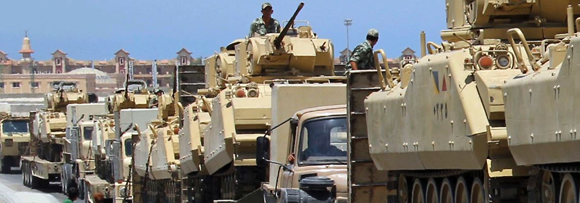LKW bringen Panzer in die Sinai-Region.