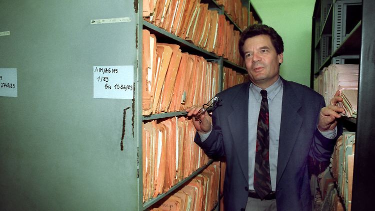 Joachim Gauck am 5. August 1992 in der Außenstelle der Behörde in Halle. 