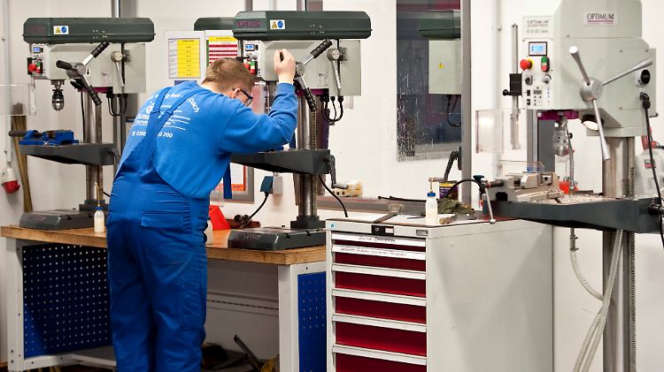 Auszubildender in der Liebherr-Akademie in Rostock. 