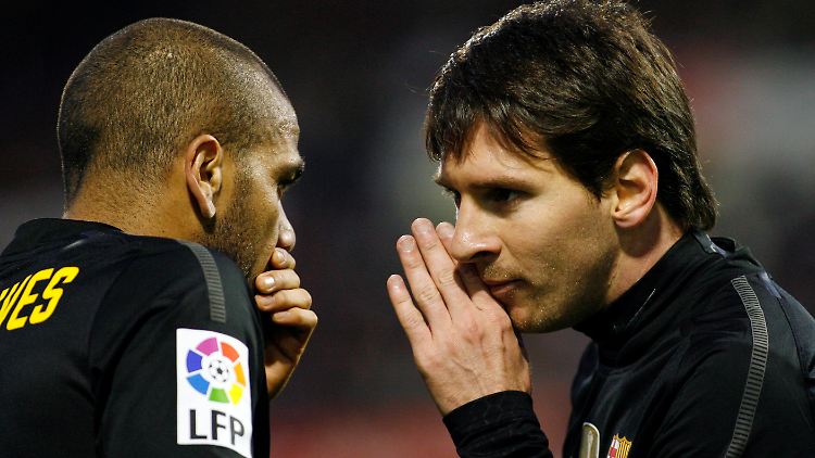 Getratscht wird überall: Messi teilt Geheimnisse mit seinen Teamkollegen Alves.