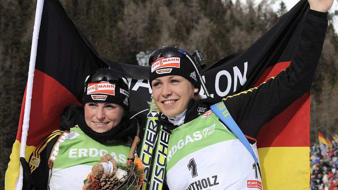 Andrea Henkel (l.) stand in Antholz wie Magdalena Neuner dreimal auf dem Podest.