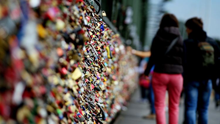 Liebesschlösser an der Hohenzollernbrücke in Köln.