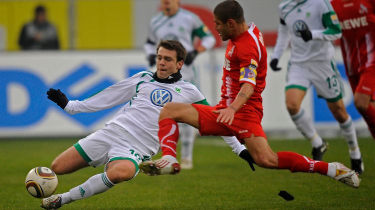 Wolfsburgs Spielmacher Zvjezdan Misimovic im Zweikampf mit Kölns Mohamad.