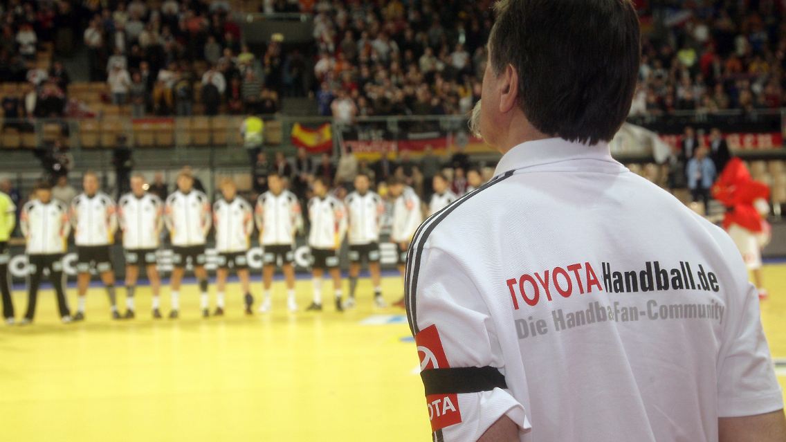 Vor dem Spiel wurde des verstorbenen Nationalspielers Oleg Velyky gedacht.