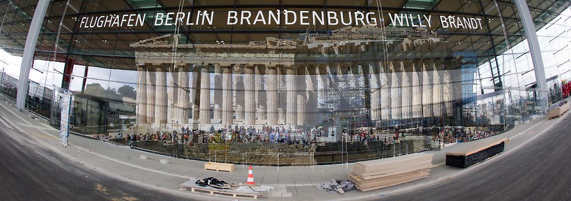 Die Akropolis, gespiegelt in der Glasfassade des neuen Hauptstadtflughafens. Für beide gilt: Zukunft ungewiss