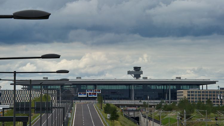 Da braut sich was zusammen über dem neuen Hauptstadtflughafen in Schönefeld. Als Eröffnungstermin steht immer noch der 17. März im Raum. Wer bietet mehr?
