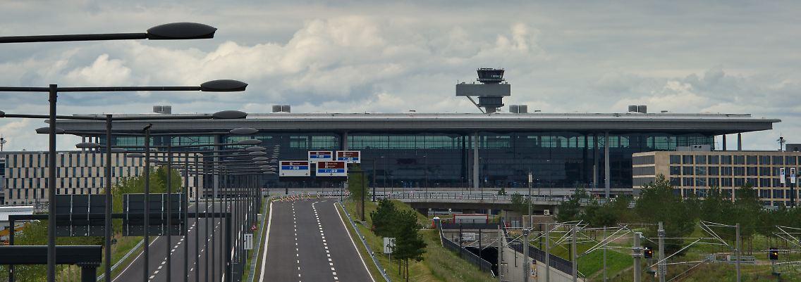 Da braut sich was zusammen über dem neuen Hauptstadtflughafen in Schönefeld. Als Eröffnungstermin steht immer noch der 17. März im Raum. Wer bietet mehr?