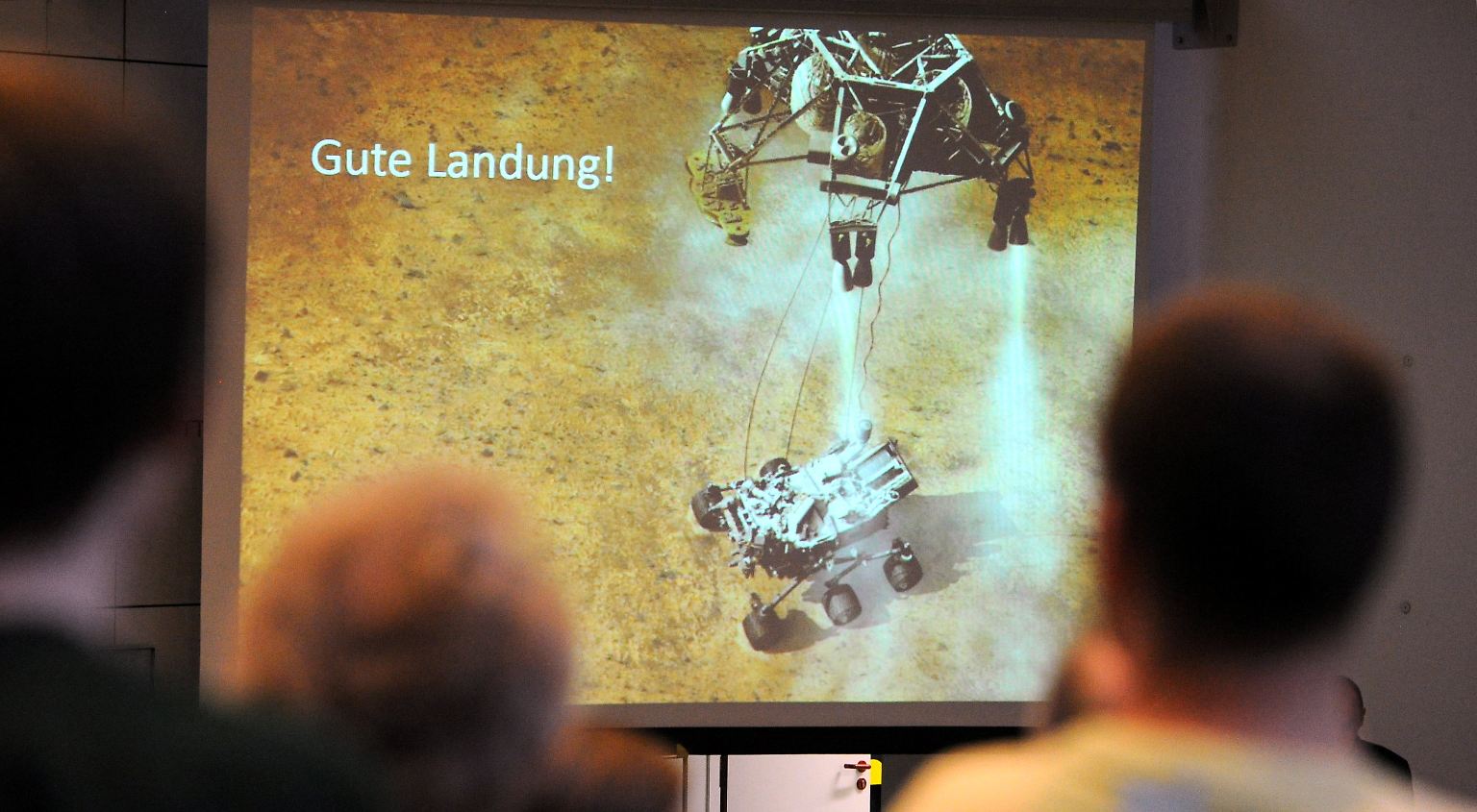 Am 5. August 2012 landet der Mars-Rover "Curiosity" nach achtmonatiger Reise durchs All  auf dem Roten Planeten: ...