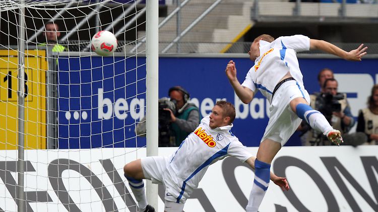 Die Bochumer Marcel Maltritz (links) und Lukas Sinkiewicz können das 3:0 von Paderborns Vrancic in dieser Szene nicht mehr verhindern.