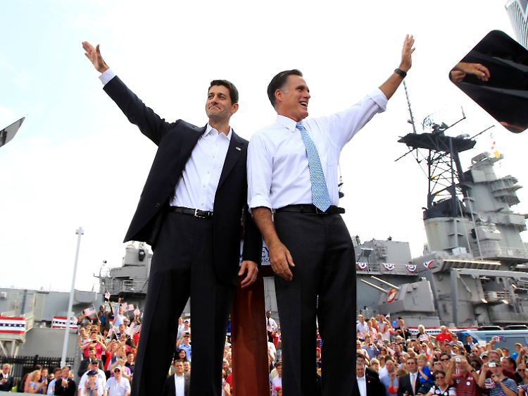 Martialische Kulisse: Romney führte seinen Vize auf dem Schlachtschiff USS Wisconsin ein.