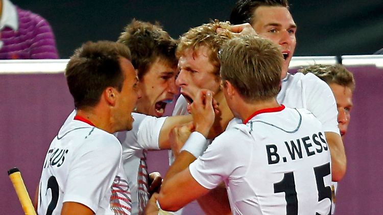 Rabente (m.) hat Grund zum feiern. Die Verteidiger der Niederlande ließ er etliche Male wie Slalomstangen neben sich stehen.