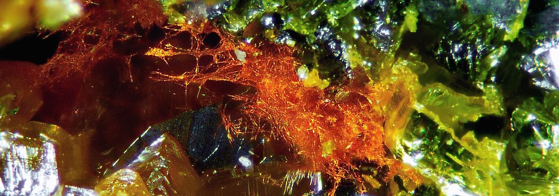 Rotorange und faserig: Daliranite aus der Region Takab im Iran.