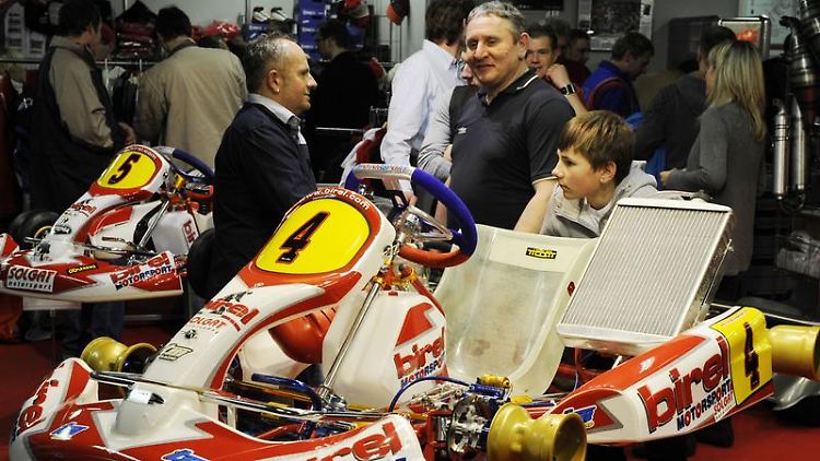 Karts werden auf der Kartmesse in Offenbach bestaunt. Die Mini-Flitzer sind ein teurer Hobbysport.