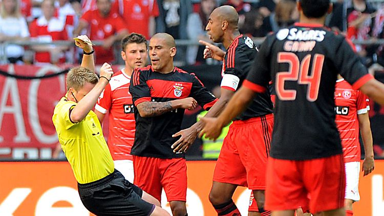 Im Fallen: Schiedsrichter Christian Fischer. 