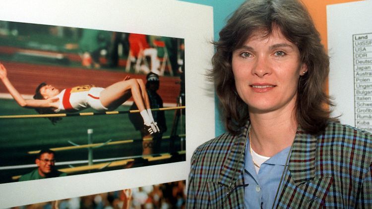 Ulrike Nasse-Meyfarth 1997 mit einem Bild von ihrem Goldenen Sprung. Im Alter von 16 Jahren holte die Hochspringerin 1972 olympisches Gold.