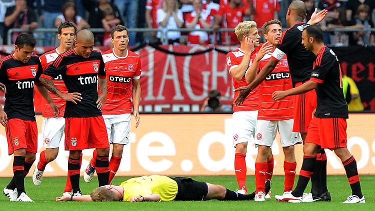War kurzzeitig bewusstlos: Christian Fischer nach dem Bodycheck von Luisao.