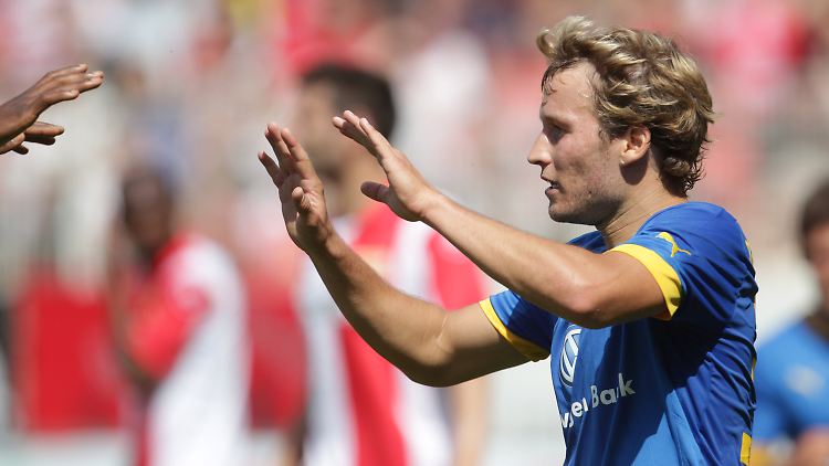 Der Braunschweiger Marc Pfitzner bejubelt seinen Elfmeter-Treffer zur 0:1 Führung.