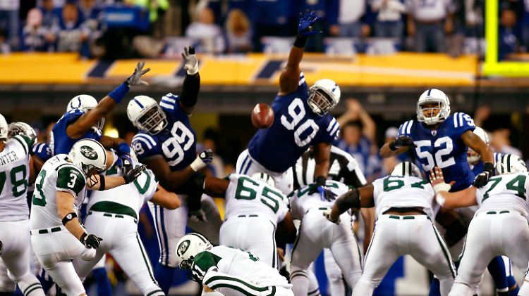 Jay Feely, Kicker der New York Jets, bei einem gescheiterten Fieldgoalversuch.